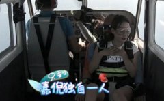 张嘉倪不敢挑战跳伞，却钟爱过山车