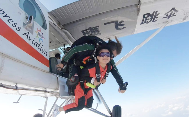 鹰飞跳伞